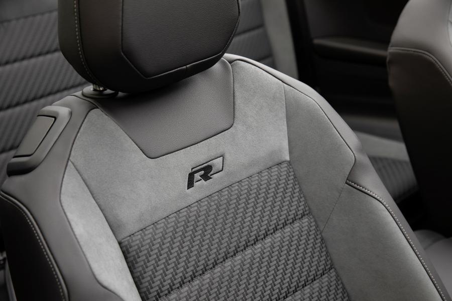 Детали интерьера Volkswagen T-Roc Cabriolet R-Line 2019 года  (WW) (фото 134 из 137)